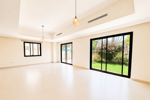 Huvila Arabian Ranches 2, Dubai, Arabiemiraatit 3 makuuhuonetta, 294.32 m2 № 750040