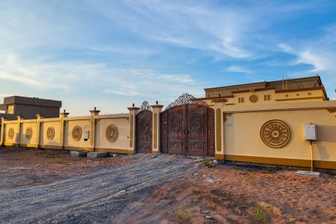 Vila u Al Riffa, Ras Al Khaimah, UAE 4 spavaćih soba, 929 m2 Br. 734944 - fotografija 2