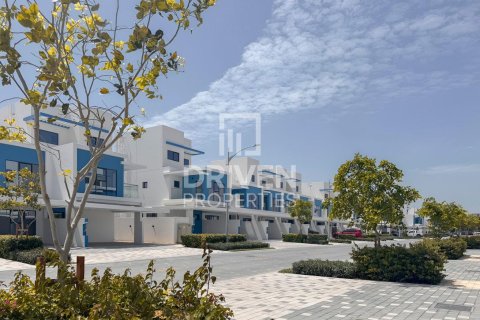 Damac Lagoons, Dubai, UAE의 임대용 타운하우스 침실 3개, 144제곱미터 번호 768142 - 사진 1