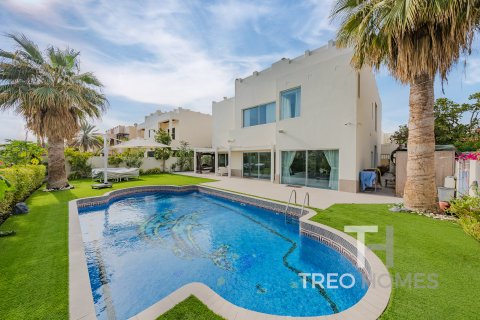 Villa in Meadows, Dubai, UAE 5 bedrooms, 465 sq.m. № 586350 - photo 1