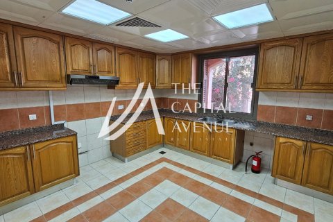 Villa in Abu Dhabi Gate City, UAE 4 bedrooms, 300 sq.m. № 604895 - photo 12
