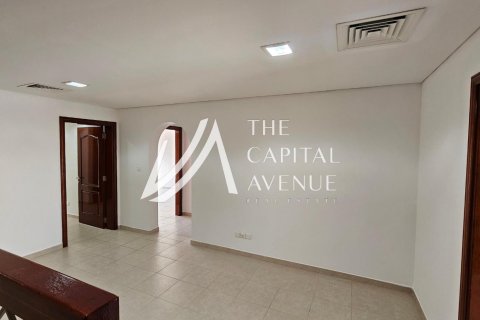 Villa in Abu Dhabi Gate City, UAE 4 bedrooms, 300 sq.m. № 604895 - photo 6