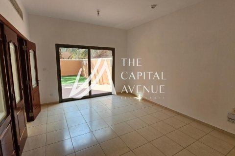Villa in Abu Dhabi Gate City, UAE 4 bedrooms, 300 sq.m. № 604895 - photo 5