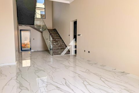 Villa zur Miete in Al Aweer, Dubai, VAE 4 Schlafzimmer, 390 m2 Nr. 693823 - Foto 16