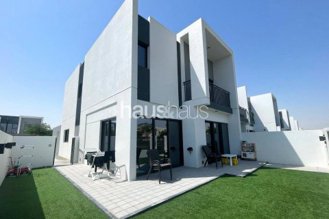 Vilë në Dubai Land, Dubai, Emiratet e Bashkuara Arabe 4 dhoma gjumi, 230 m2. № 627061 - Foto 1