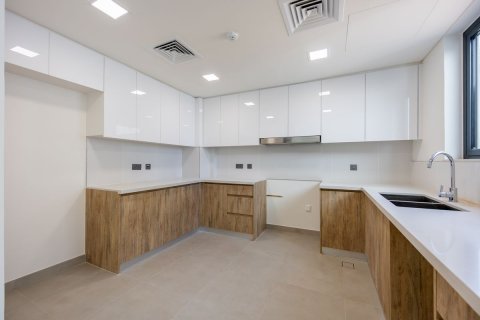 Commercial property on the Yas Island, Abu Dhabi, UAE 5 bedrooms, 289 sq.m. № 594575 - photo 4
