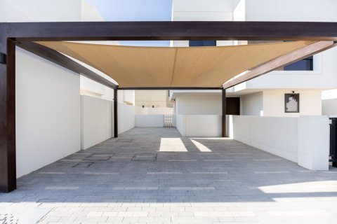 Commercial property on the Yas Island, Abu Dhabi, UAE 5 bedrooms, 289 sq.m. № 594575 - photo 18