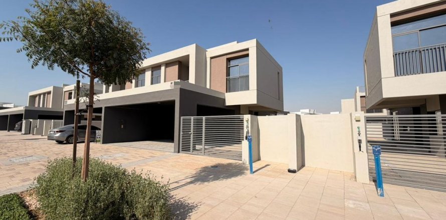 Villa itt: Dubai, EAE, 4 hálószoba, 327.8 m², azonosító: 645686