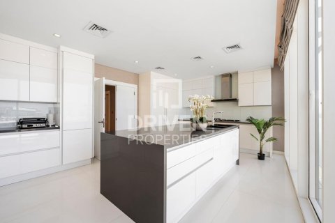 Huoneisto Palm Jumeirah, Dubai, Arabiemiraatit 4 makuuhuonetta, 1196 m2 № 682599 - kuva 12