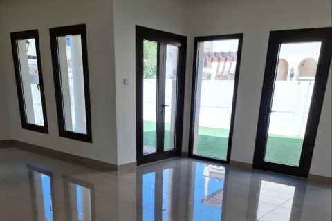 Commercial property in Al Salam Street, Abu Dhabi, UAE 3 bedrooms, 388 sq.m. № 594975 - photo 3