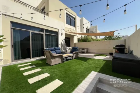 Kuća u nizu u Dubai, UAE 4 spavaćih soba, 217 m2 Br. 737920 - fotografija 1