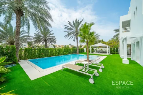 Vila u Meadows, Dubai, UAE 4 spavaćih soba, 441 m2 Br. 737918 - fotografija 1