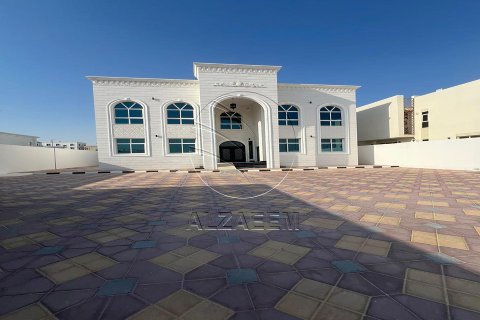 Abu Dhabi、UAE にあるヴィラの賃貸物件 7ベッドルーム、1036 m2、No662868 - 写真 1