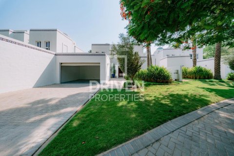 וילה להשכרה ב Al Garhoud, Dubai, איחוד האמירויות  4 חדרי שינה, 3461.01 מ"ר, מספר 745315 - תמונה 21