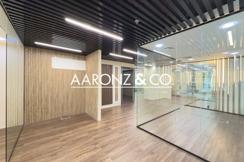 Zyrë në Sheikh Zayed Road, Dubai, Emiratet e Bashkuara Arabe 102 m2. № 695637 - Foto 2