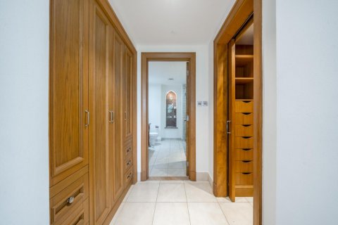 Apartment in Old Town, Dubai, UAE 2 bedrooms, 141 sq.m. № 613981 - photo 18