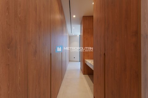 Commercial property on the Yas Island, Abu Dhabi, UAE 5 bedrooms, 509 sq.m. № 594827 - photo 12