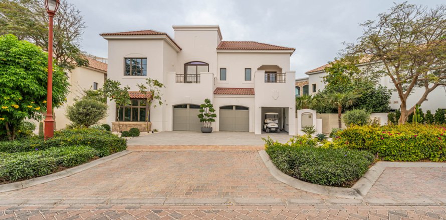 Villa a Jumeirah Golf Estates, Dubai, EAU 5 camere da letto, 795.16 mq. № 750530