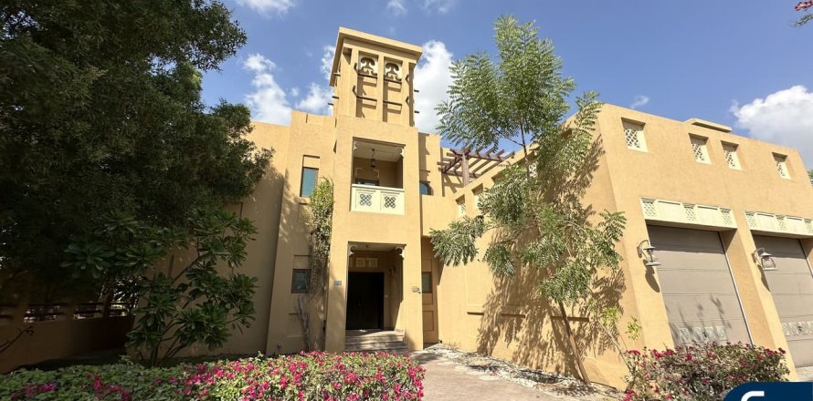 Villa in Al Furjan, Dubai, UAE 3 bedrooms, 600 sq.m. № 668419