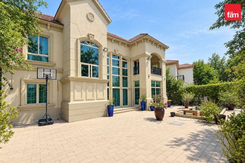 Villa in Jumeirah Islands, Dubai, UAE 4 bedrooms, 988.2 sq.m. № 702268 - photo 1