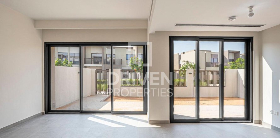 Rumah bandar di Dubai Land, Dubai, UAE 4 bilik tidur, 216 meter persegi № 653386