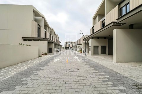 Townhouse in Nadd Al Sheba, Dubai, UAE 3 bedrooms, 351.08 sq.m. № 755738 - photo 20