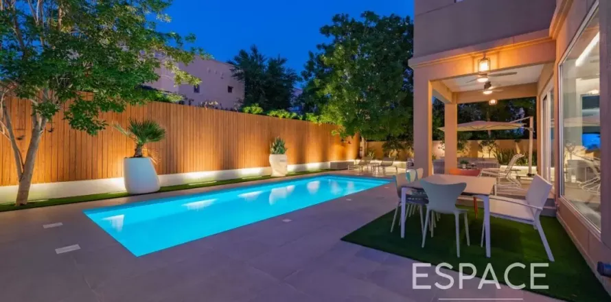 Villa en The Lakes, Dubai, EAU 3 dormitorios, 362 m² № 649934