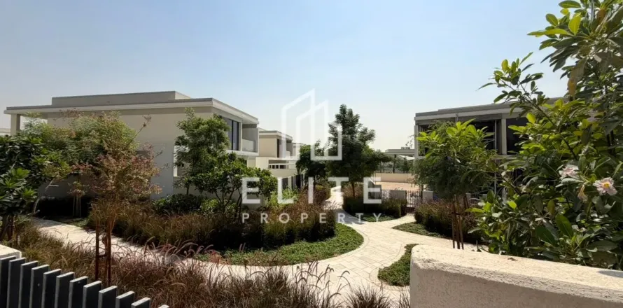 Vilë në Tilal Al Ghaf, Dubai, Emiratet e Bashkuara Arabe 5 dhoma gjumi, 520 m2. № 736532