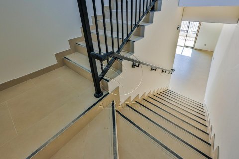 Townhouse in Khalifa City, Abu Dhabi, UAE 3 bedrooms, 172 sq.m. № 615133 - photo 11