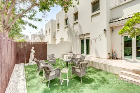 Villa in Al Furjan, Dubai, UAE 3 bedrooms, 283 sq.m. № 738134 - photo 1