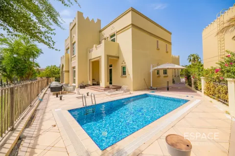 Villa in Jumeirah Islands, Dubai, UAE 4 bedrooms, 509 sq.m. № 738133 - photo 1
