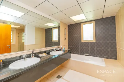 Villa in Jumeirah Islands, Dubai, UAE 4 bedrooms, 509 sq.m. № 738133 - photo 10