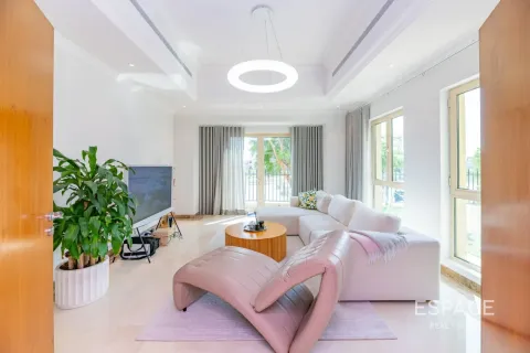 Villa in Jumeirah Islands, Dubai, UAE 4 bedrooms, 509 sq.m. № 738133 - photo 3