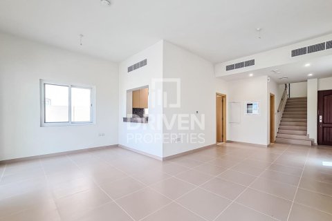 Villa in vendita a Dubai Land, Dubai, EAU 3 camere da letto, 242 mq. № 654696 - foto 1