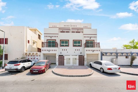 Villa in Deira, Dubai, UAE 3 bedrooms, 187.3 sq.m. № 647883 - photo 1