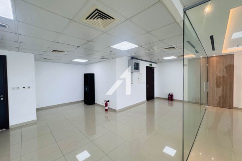 Office in Jumeirah Lake Towers, Dubai, UAE 107 sq.m. № 682412 - photo 18