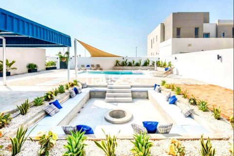 Villa sa Umm Suqeim, Dubai, UAE 4 silid-tulugan, 1171 sq.m. № 626933 - larawan 1