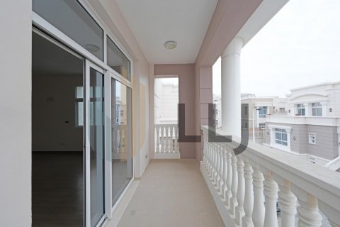 Vilë në Abu Dhabi, Emiratet e Bashkuara Arabe 5 dhoma gjumi, 904 m2. № 557363 - Foto 2