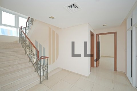 Vilë në Abu Dhabi, Emiratet e Bashkuara Arabe 5 dhoma gjumi, 904 m2. № 557363 - Foto 16