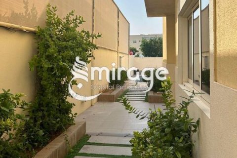 Üürile anda villa asukohaga Al Raha Gardens, Abu Dhabi, AÜE: 5 magamistoaga, 200 m² Nr 579924 - pilt 2
