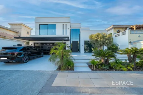 Villa in Palm Jumeirah, Dubai, UAE 5 bedrooms, 553 sq.m. № 738009