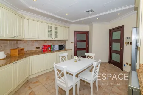 Villa en alquiler en Palm Jumeirah, Dubai, EAU 4 dormitorios, 465 m2 № 650288 - foto 4