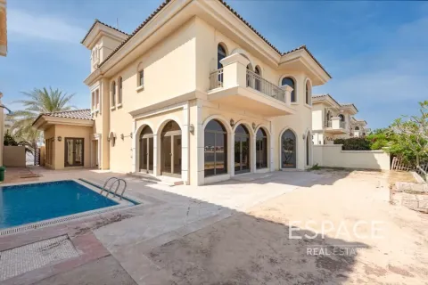 Villa in Palm Jumeirah, Dubai, UAE 4 bedrooms, 465 sq.m. № 650290 - photo 1