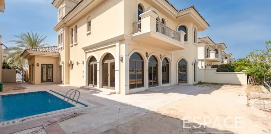 Villa in Palm Jumeirah, Dubai, UAE 4 bedrooms, 465 sq.m. № 650290