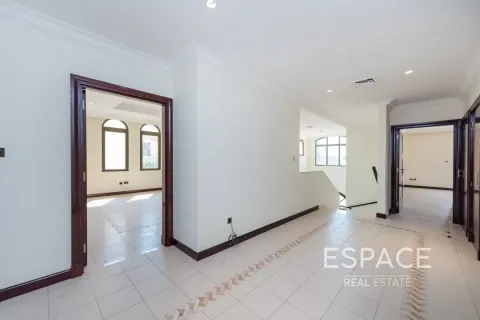 Villa in Palm Jumeirah, Dubai, UAE 4 bedrooms, 465 sq.m. № 650290 - photo 4