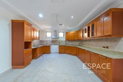 Villa in Palm Jumeirah, Dubai, UAE 4 bedrooms, 465 sq.m. № 650290 - photo 13