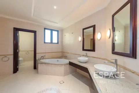 Villa in Palm Jumeirah, Dubai, UAE 4 bedrooms, 465 sq.m. № 650290 - photo 16