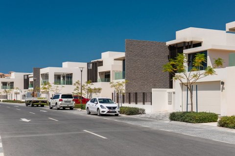 Commercial property on the Saadiyat Island, Abu Dhabi, UAE 4 bedrooms, 636 sq.m. № 594906 - photo 16