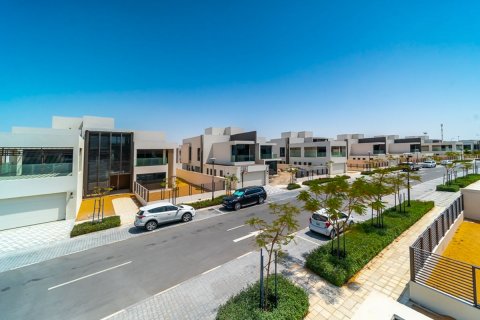 Commercial property on the Saadiyat Island, Abu Dhabi, UAE 4 bedrooms, 636 sq.m. № 594906 - photo 3