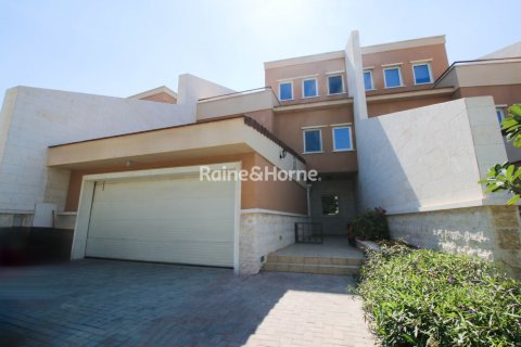 טאונהאוס ב Motor City, Dubai, איחוד האמירויות 4 חדרי שינה, 375.3 מ